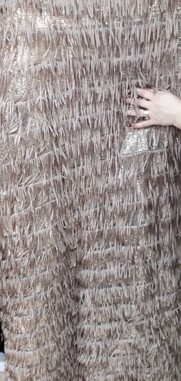 shark Thorns Cheetah Franjuri si paiete este un material elegant pentru rochii de seara