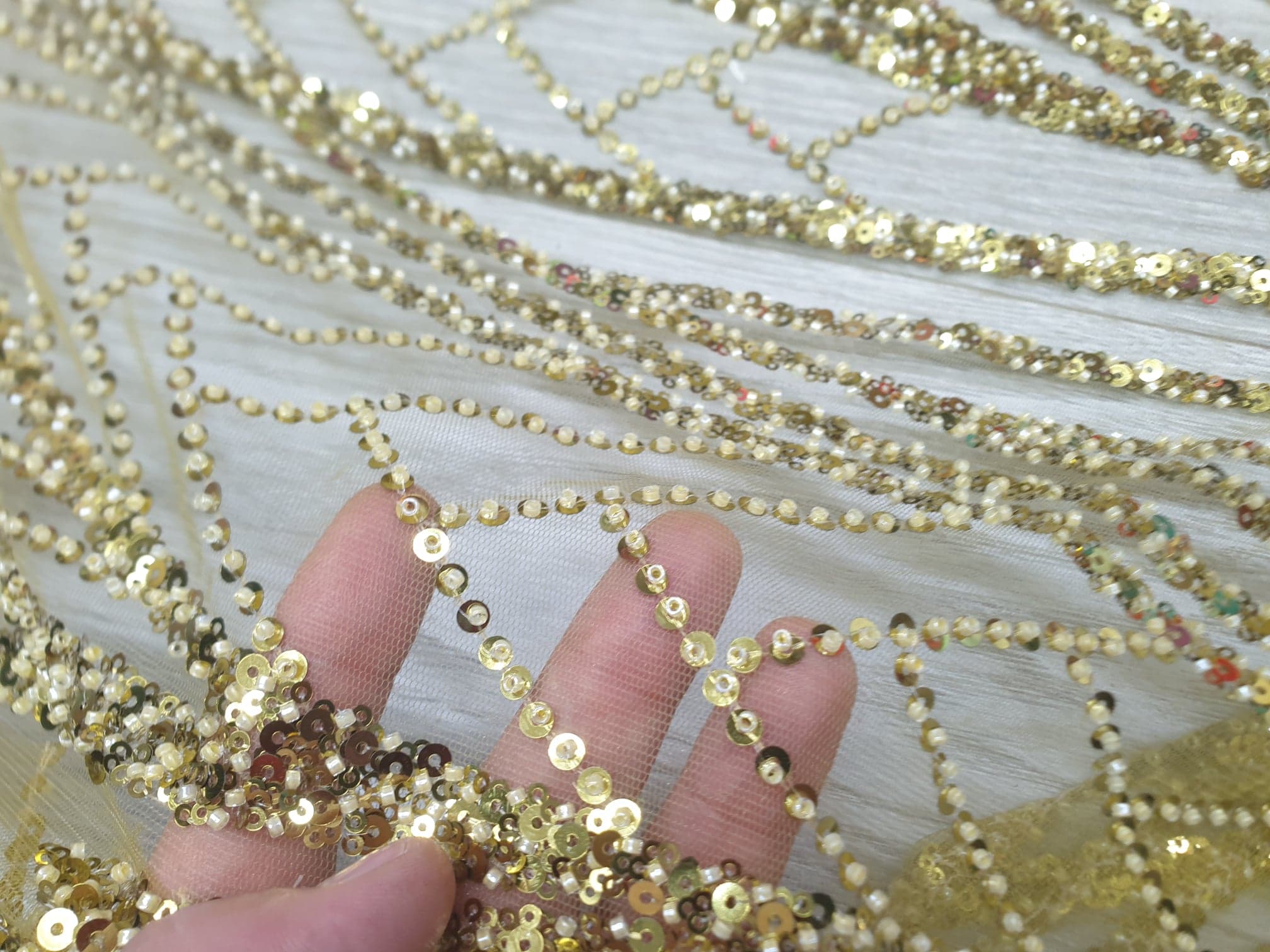Maestro flow dose Material pentru rochii de lux culoare auriu se vindela metru